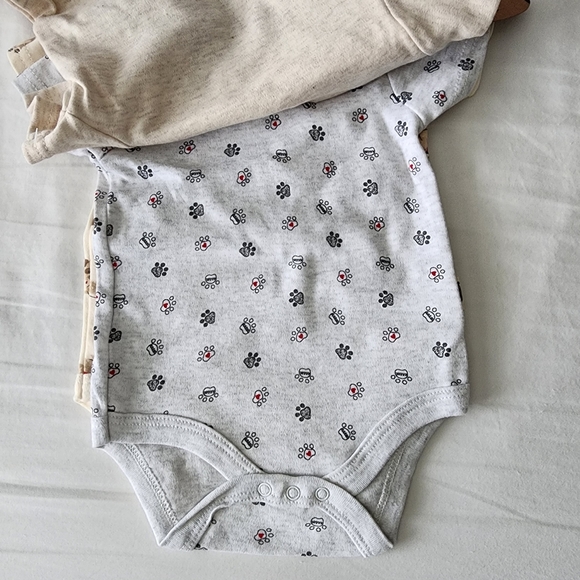 New! Bundle 100% Organic Cotton Onesies - Picture 2 of 6